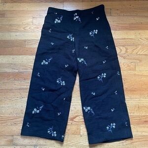 Ann Taylor Black Floral Embroidered White Leg Crops Size 2